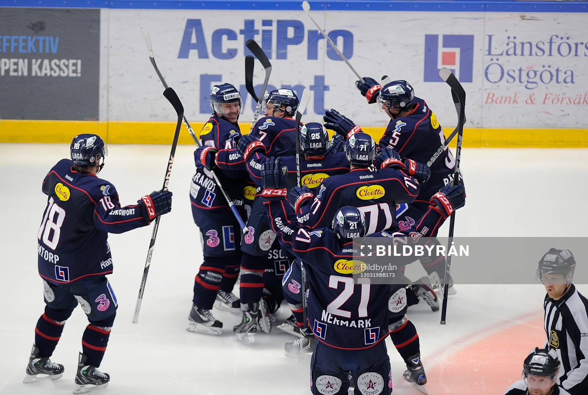 Jubel 5-4 målet av nr 11 Simon Hjalmarsson