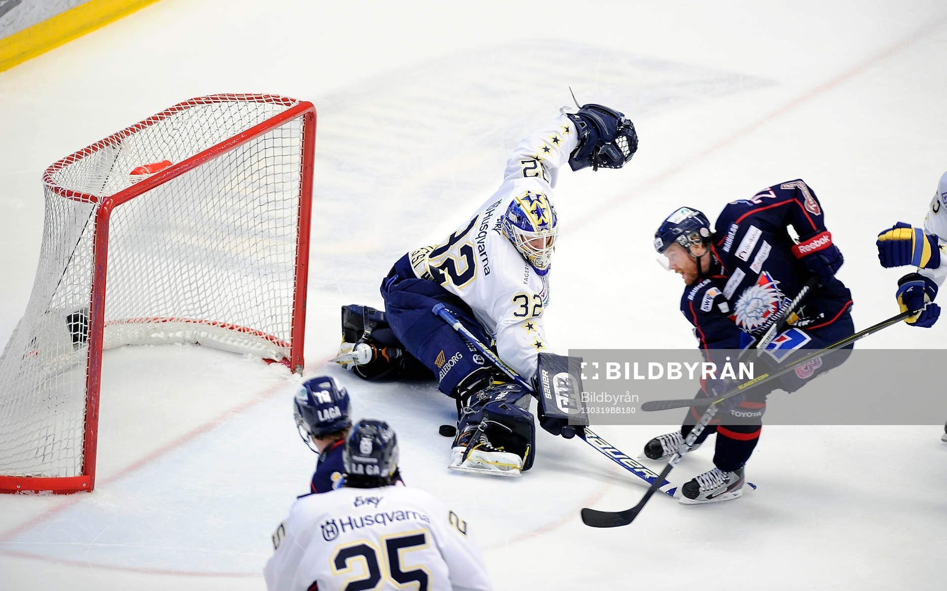 Robin Figren i Linköping gör 1-1 bakom HV71 målvakt