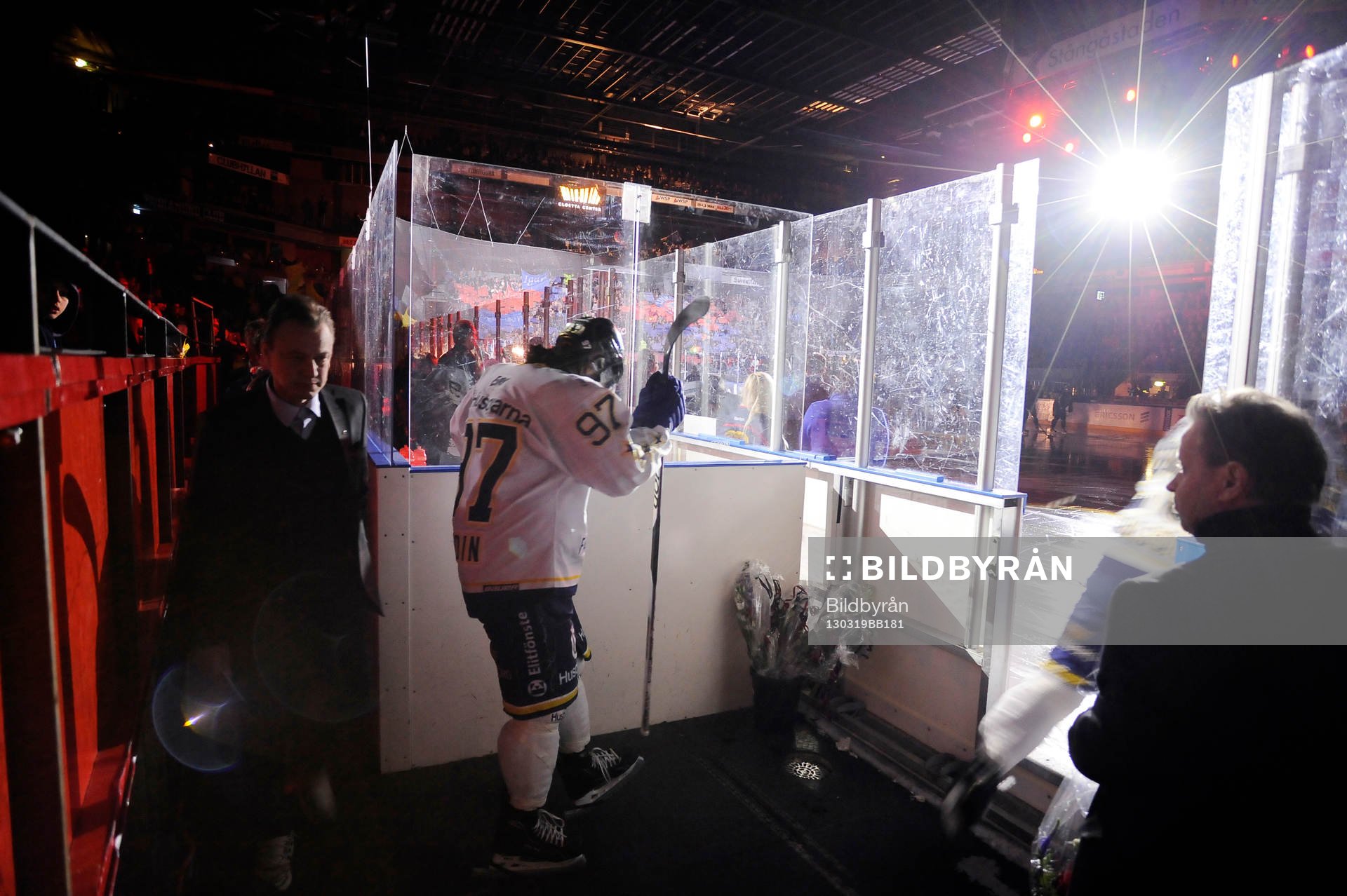 Det ser mörkt ut för HV71. Här Per Ledin som väntar på