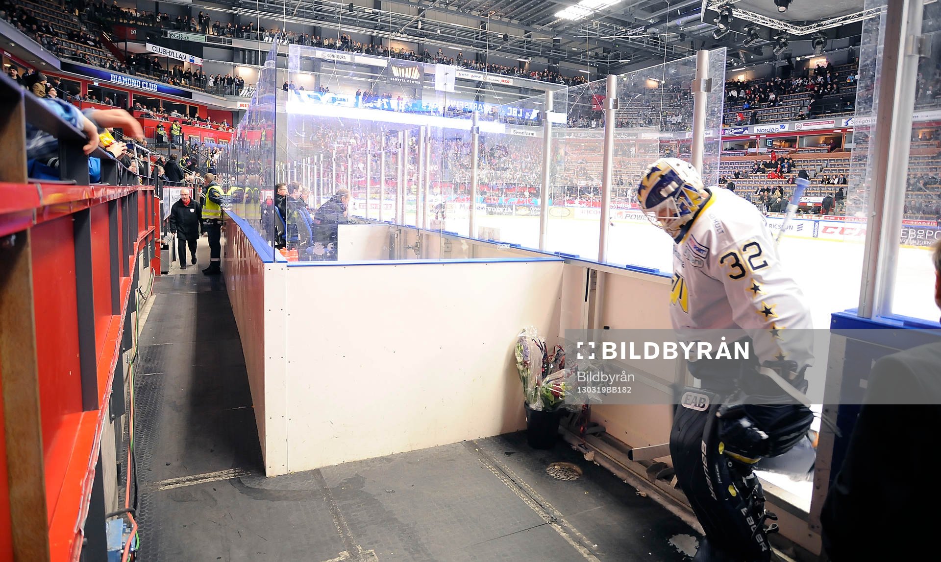 Gustaf Wesslau målvakt i HV71 går av isen i Cloetta Center