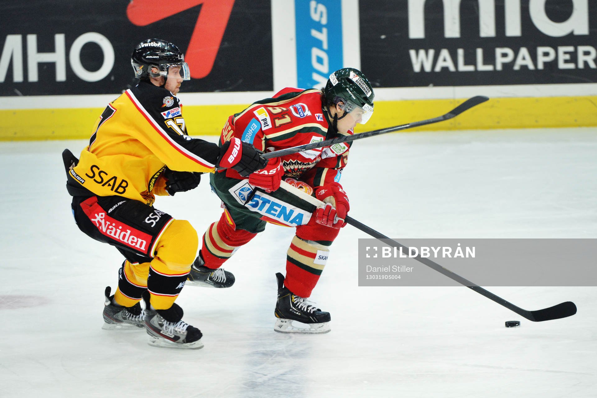 Frölundas nr 51 Mats Rosell Olsen jagas av Luleås nr 17