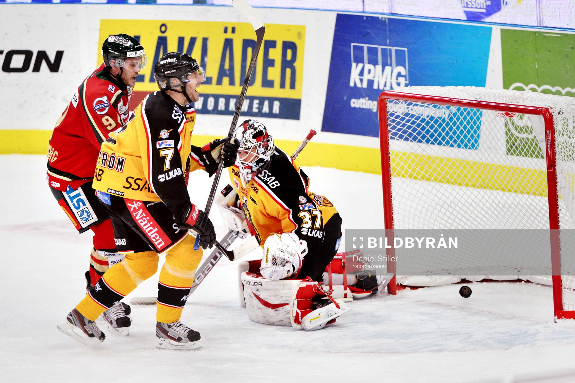 Frölundas nr 5 Christian Bäckman gör 1-0. Frölundas nr