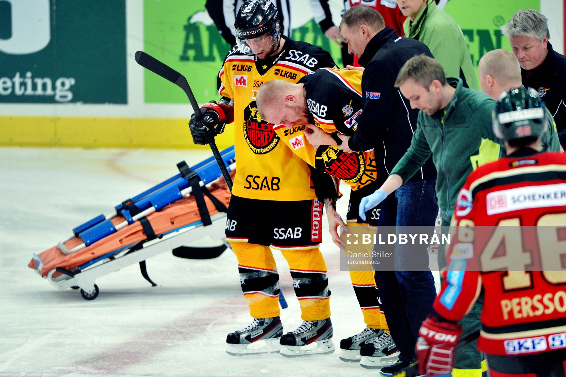 Luleås Nr 7 Jan Sandström får en smäll och utgår