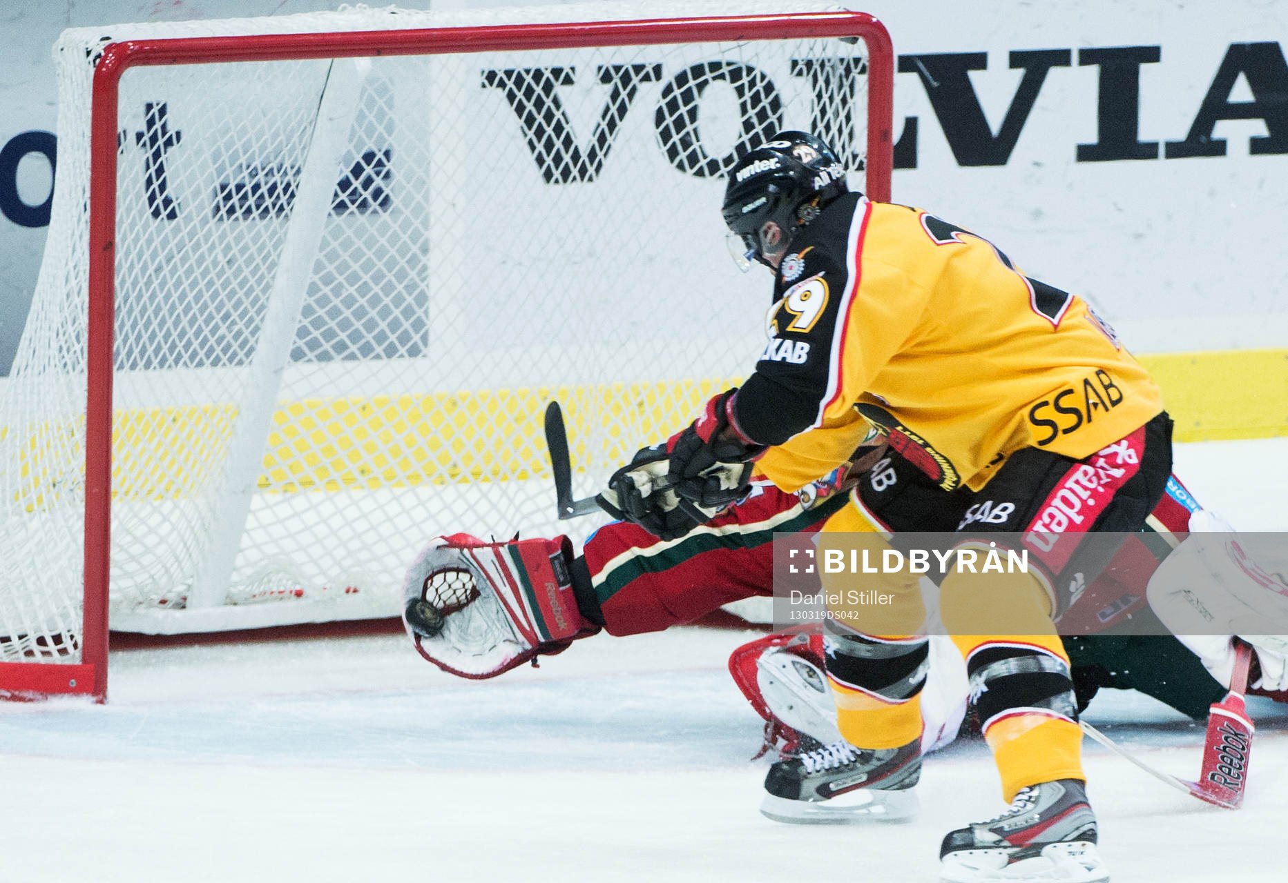 Julius Hudacek, målvakt Frölunda räddar ett friläge av