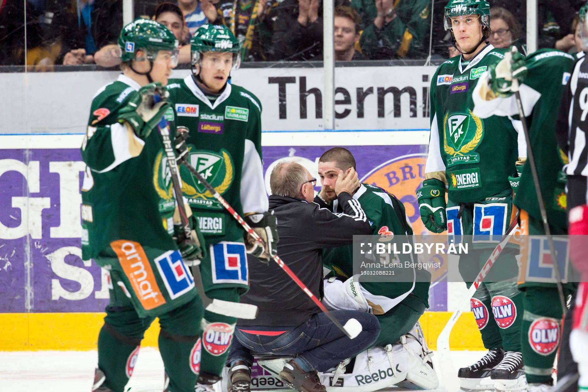 Alexander Salak, Färjestad  kollas upp av Färjestads