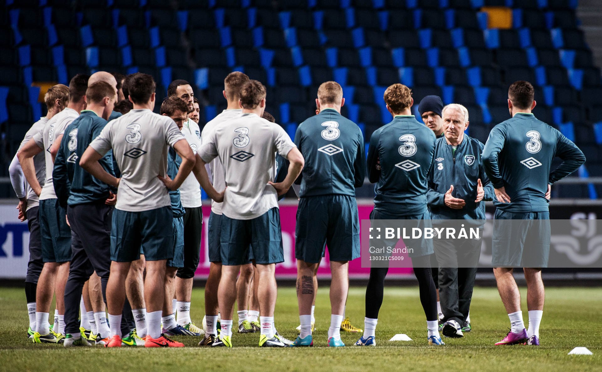 Fotboll, VM-kval, Irland, Träning: Giovanni Trapattoni, förbundskapten, Irland, pratar med spelarna.