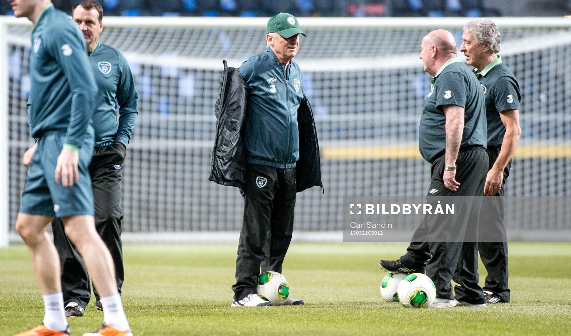 Giovanni Trapattoni, förbundskapten, Irland, tar av sig