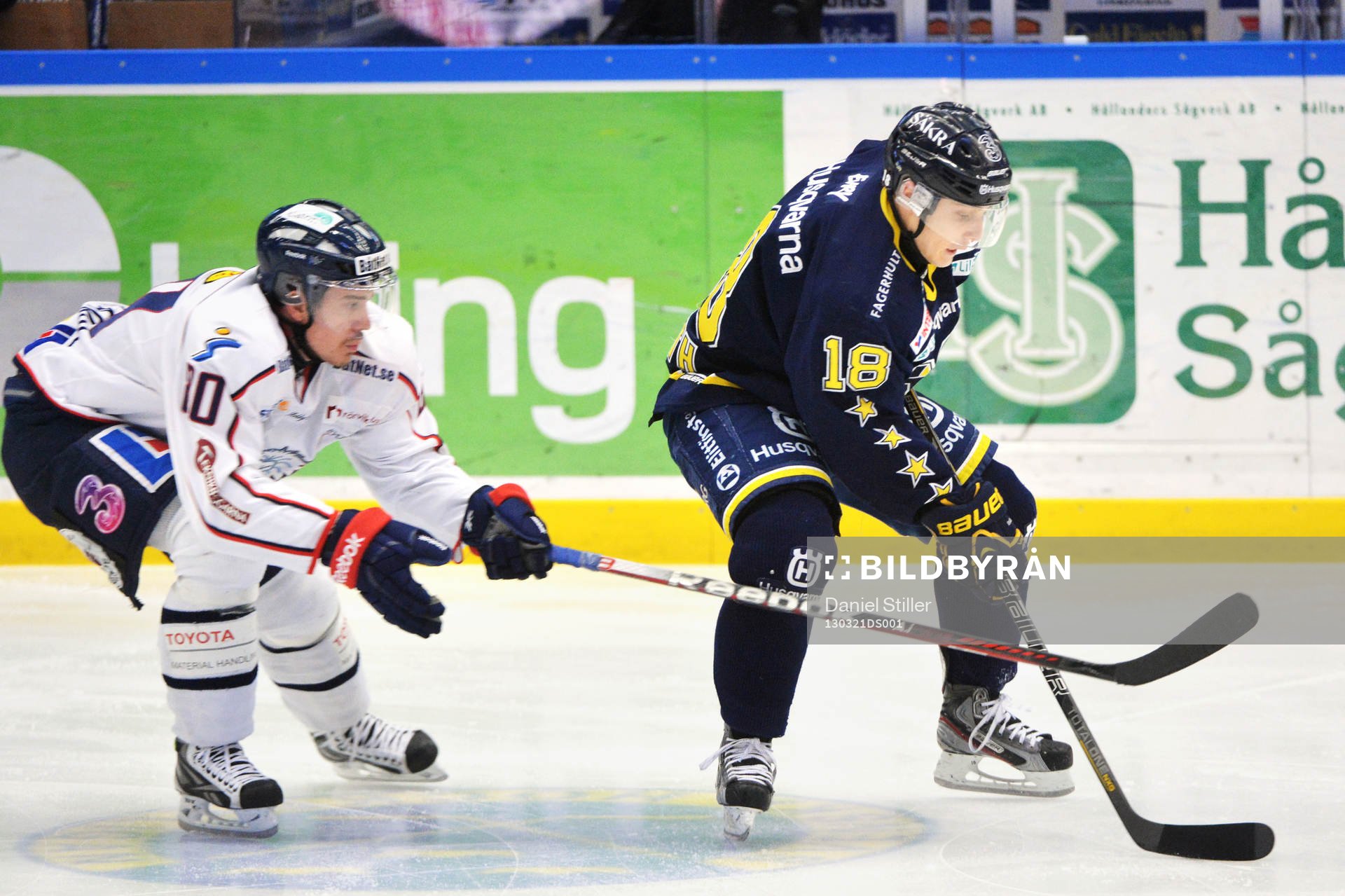 Jesper Fasth, HV71 jagas av Mattias Weinhandl, Linköping