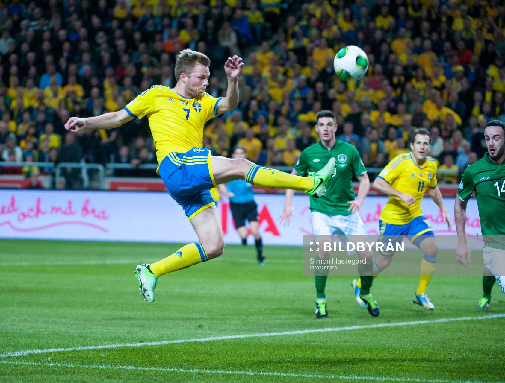 Sebastian Larsson, Sverige, lägger ett skott på mål om