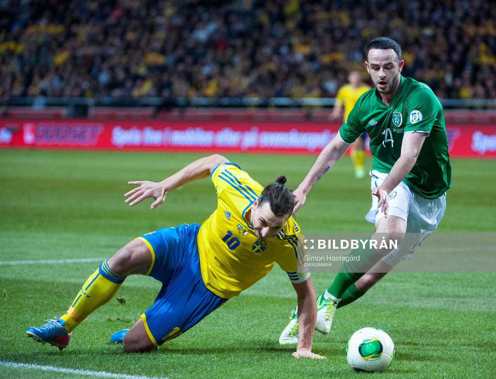 Zlatan Ibrahimovic, Sverige, blir nedtryckt av Marc Wilson,