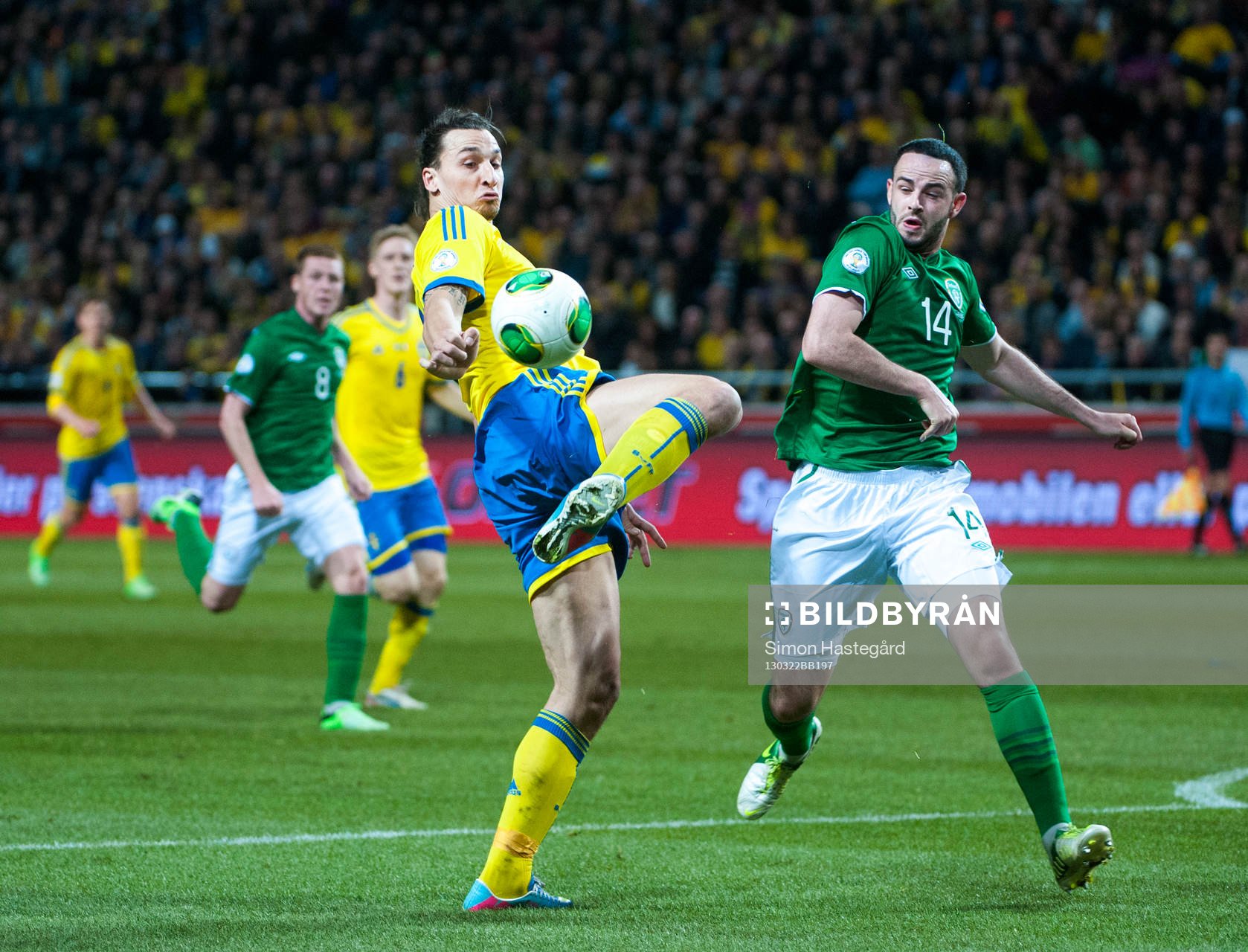 Zlatan Ibrahimovic, Sverige, tar ner en boll framför Marc