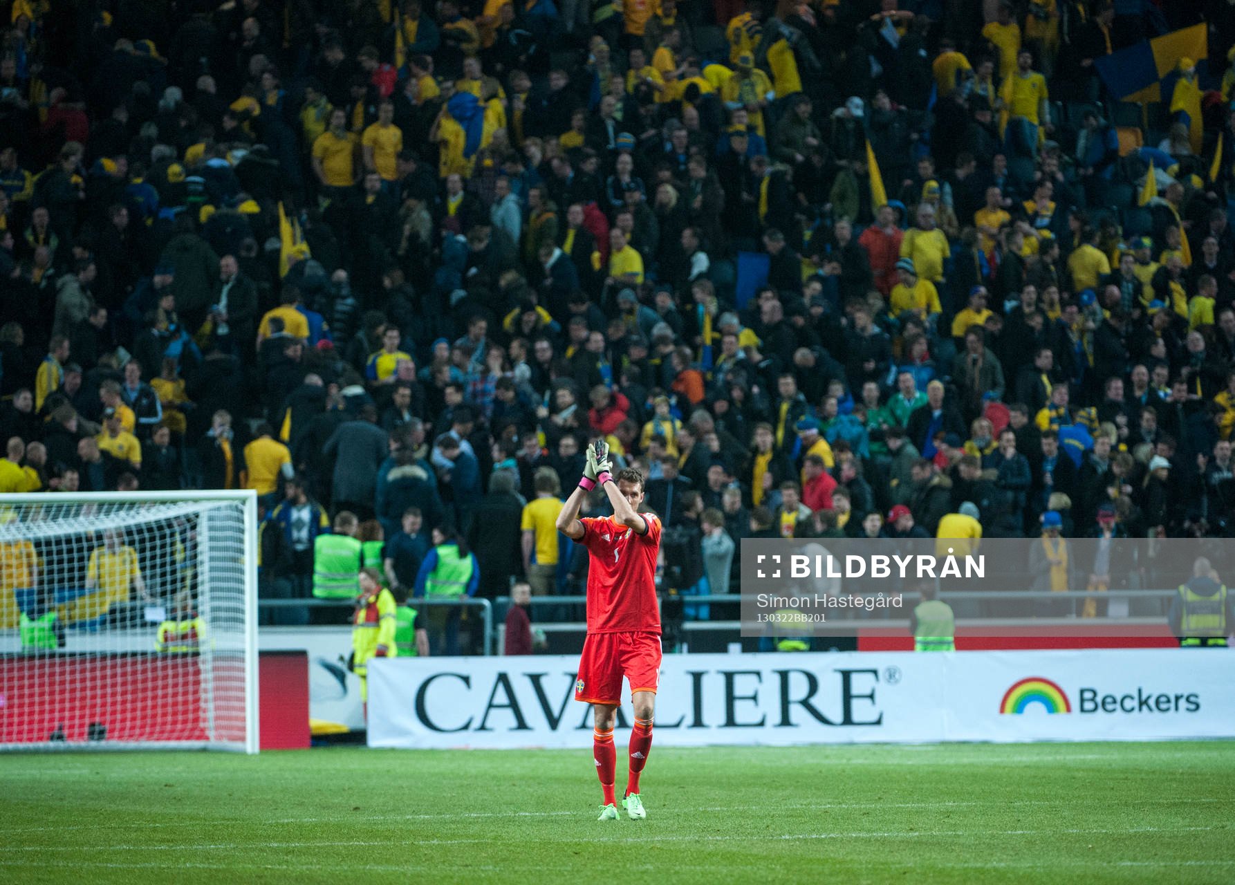 Andreas Isaksson, målvakt, Sverige tackar publiken för