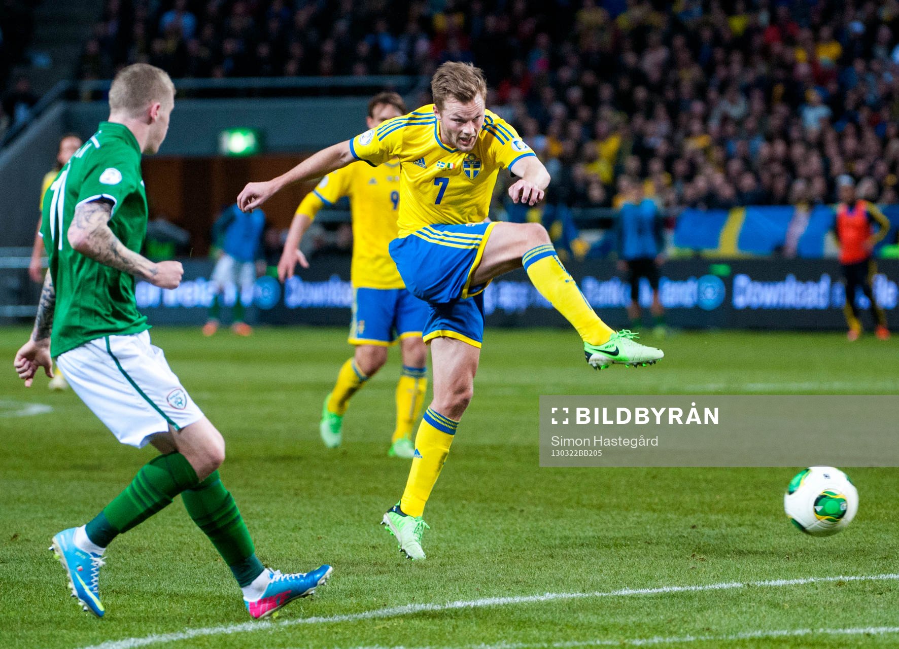 Sebastian Larsson, Sverige, provar på skott