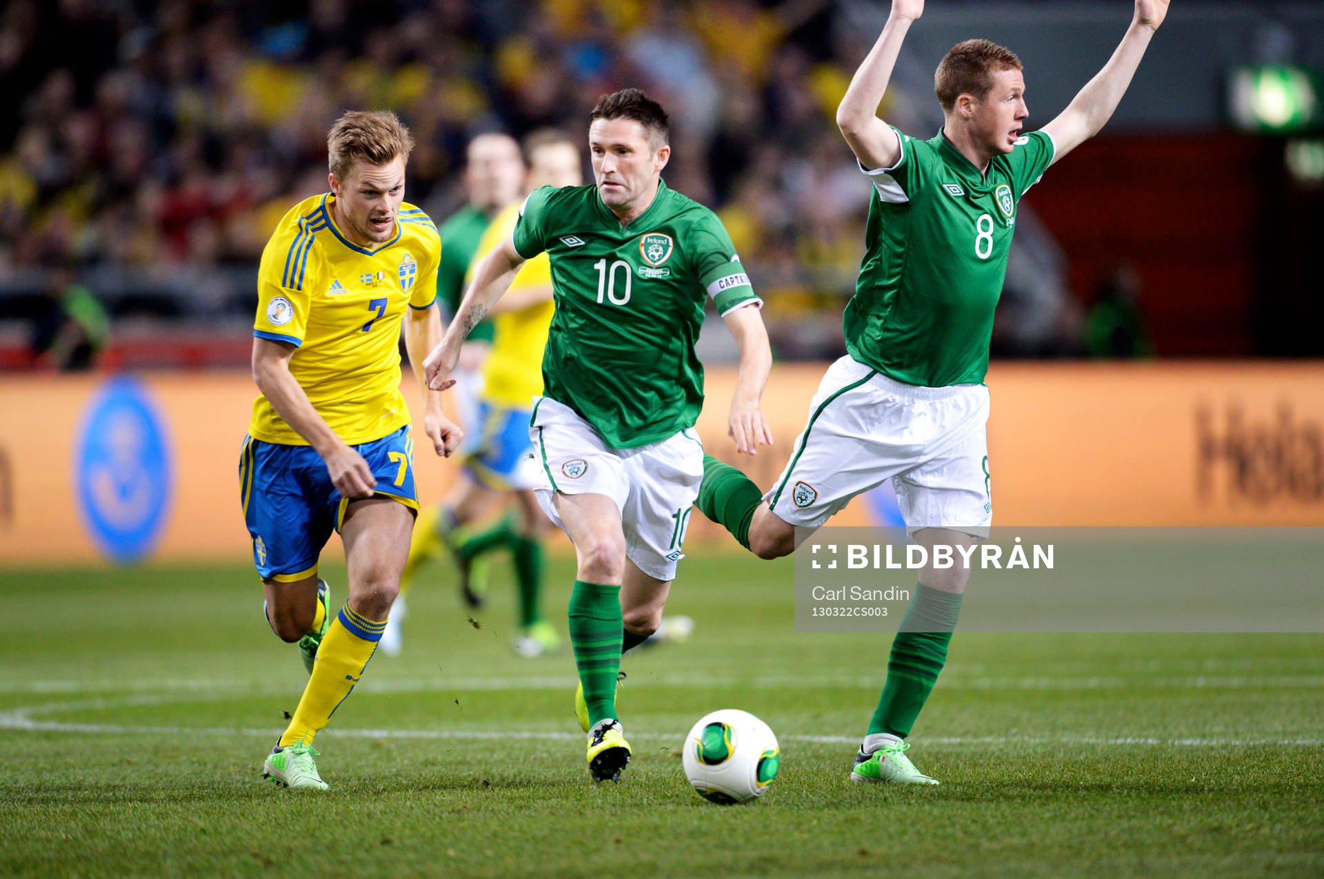 Sebastian Larsson, Sverige jagar bollen från Robbie Keane