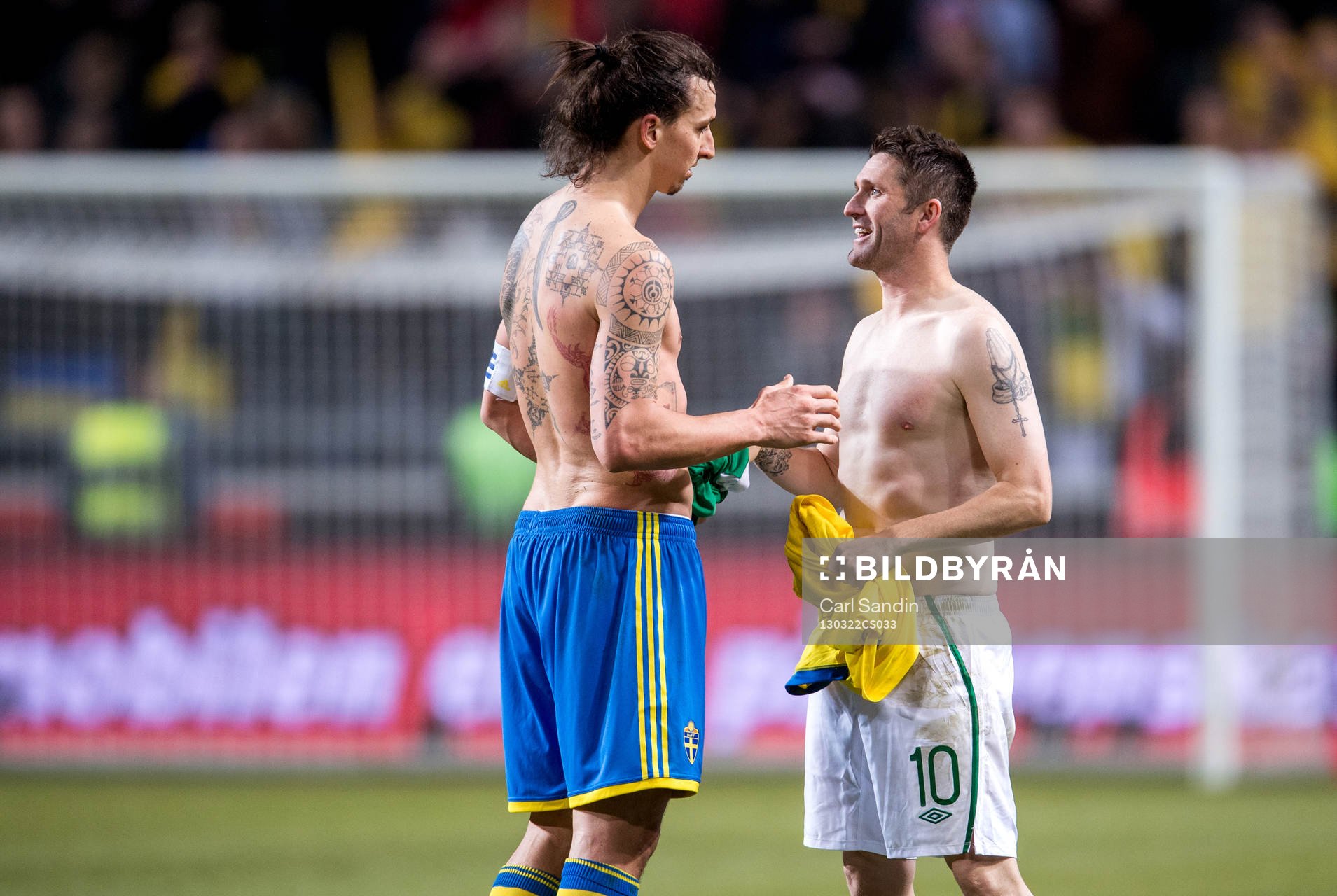 Zlatan Ibrahimović, Sverige, byter tröja med Robbie