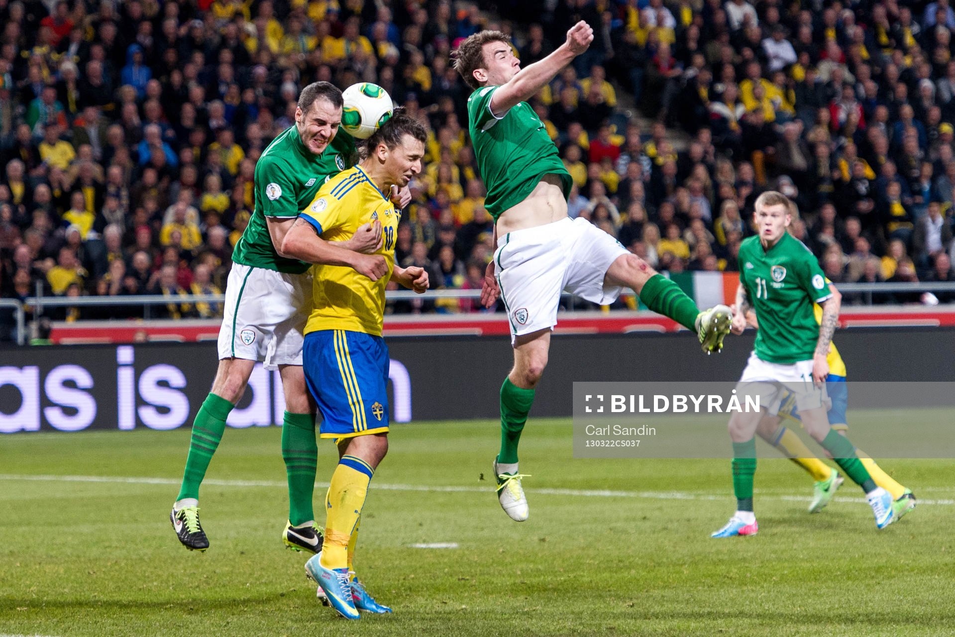 Zlatan Ibrahimović, Sverige, hålls fast av John O'Shea,