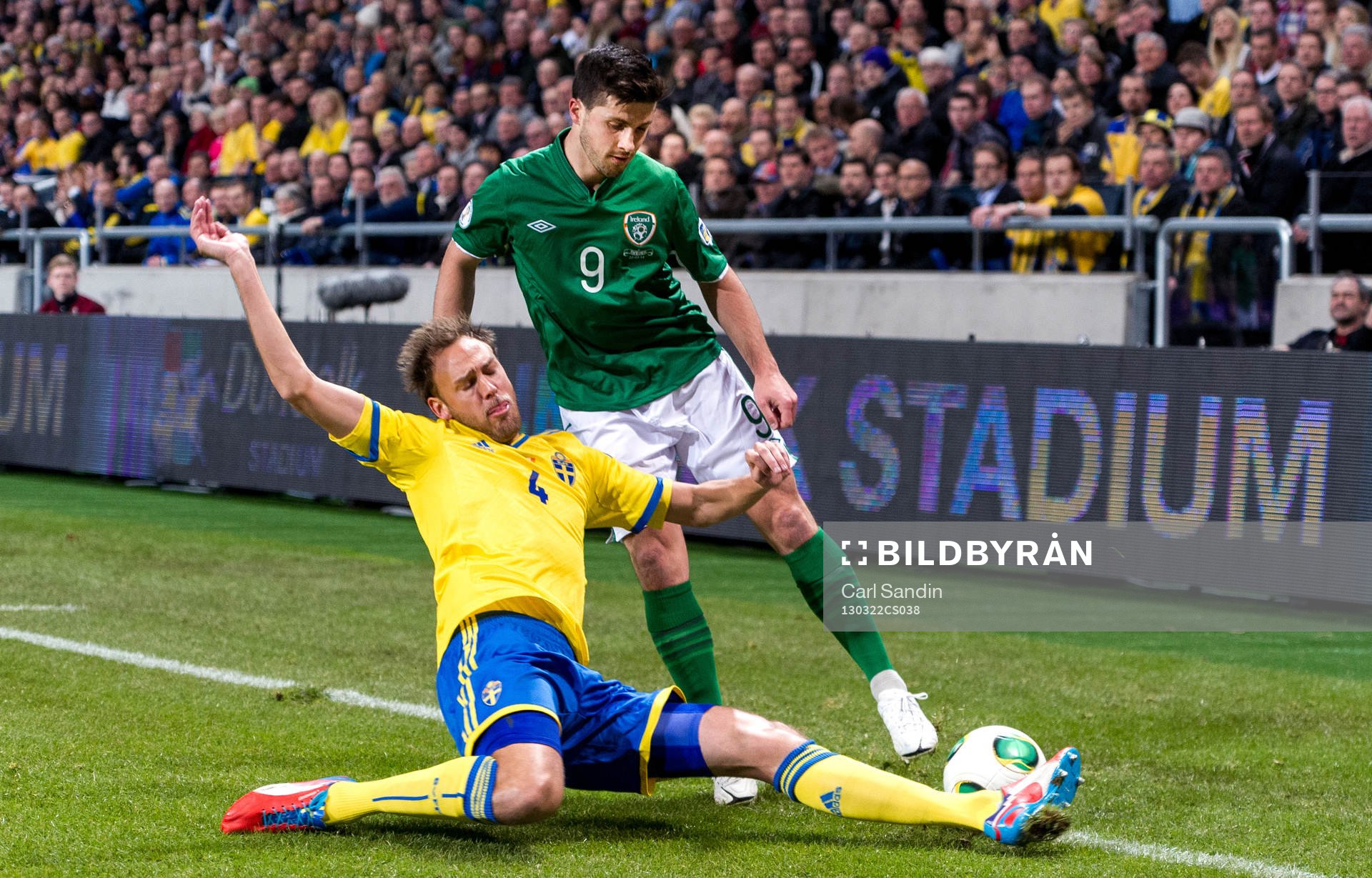Andreas Granqvist, Sverige, täcker ut Shane Long, Irland
