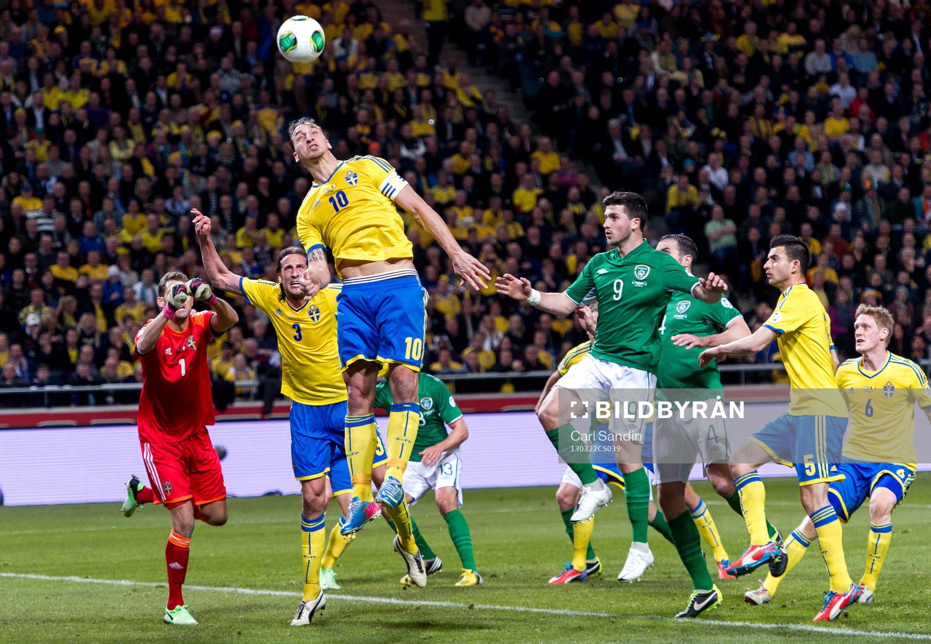 Zlatan Ibrahimović, Sverige, hoppar upp för att nicka