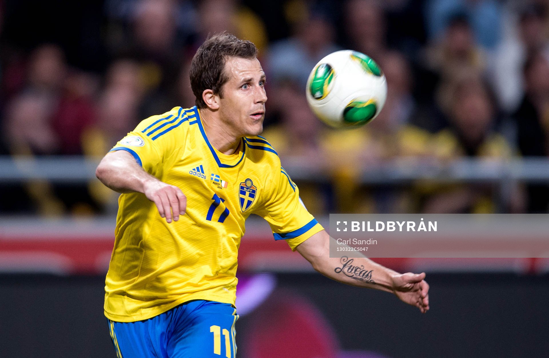 Tobias Hysén, Sverige, har fokus på bollen