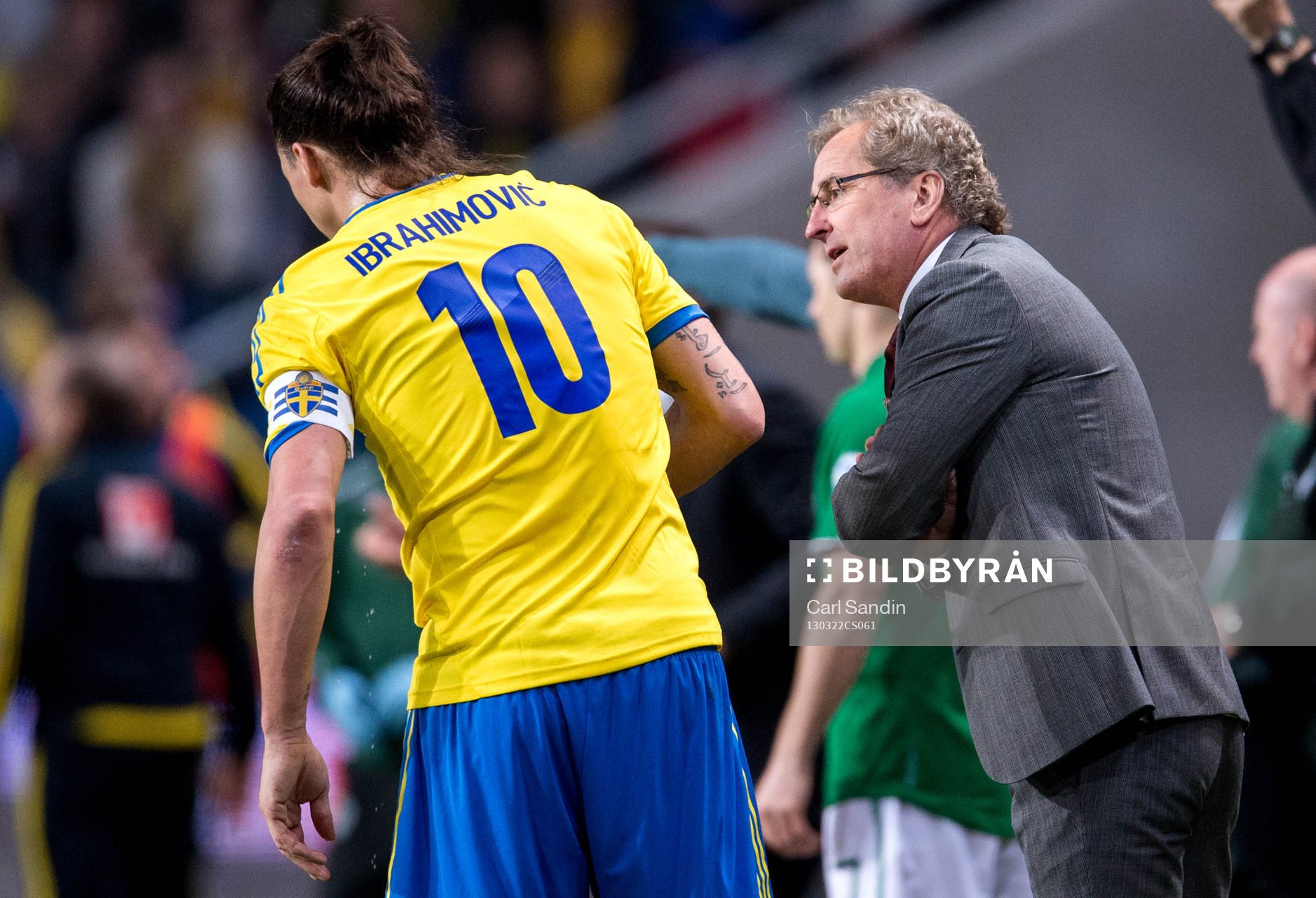 Erik Hamrén, förbundskapten Sverige, pratar med Zlatan