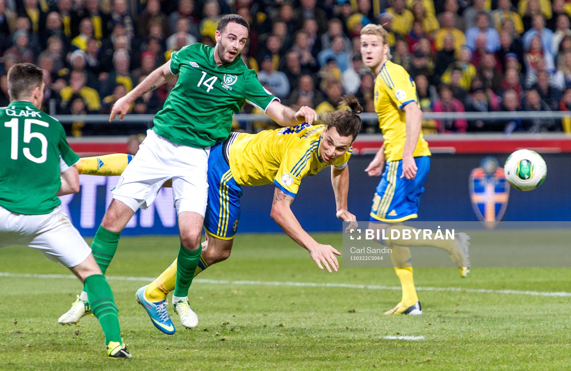 Zlatan Ibrahimović, Sverige, kastar sig för att nicka