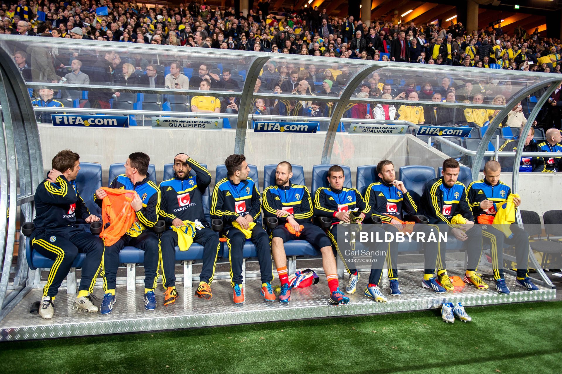 Spelarna sitter på bänken innan matchen