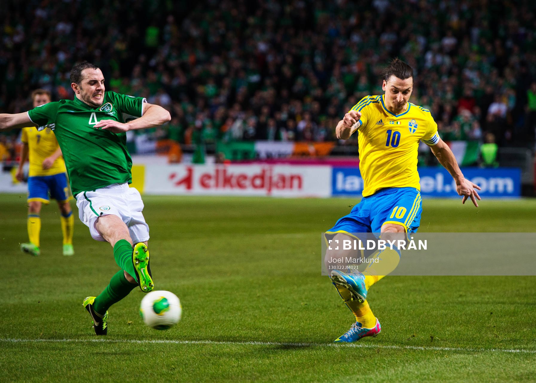 Zlatan Ibrahimovic, Sverige, skjuter