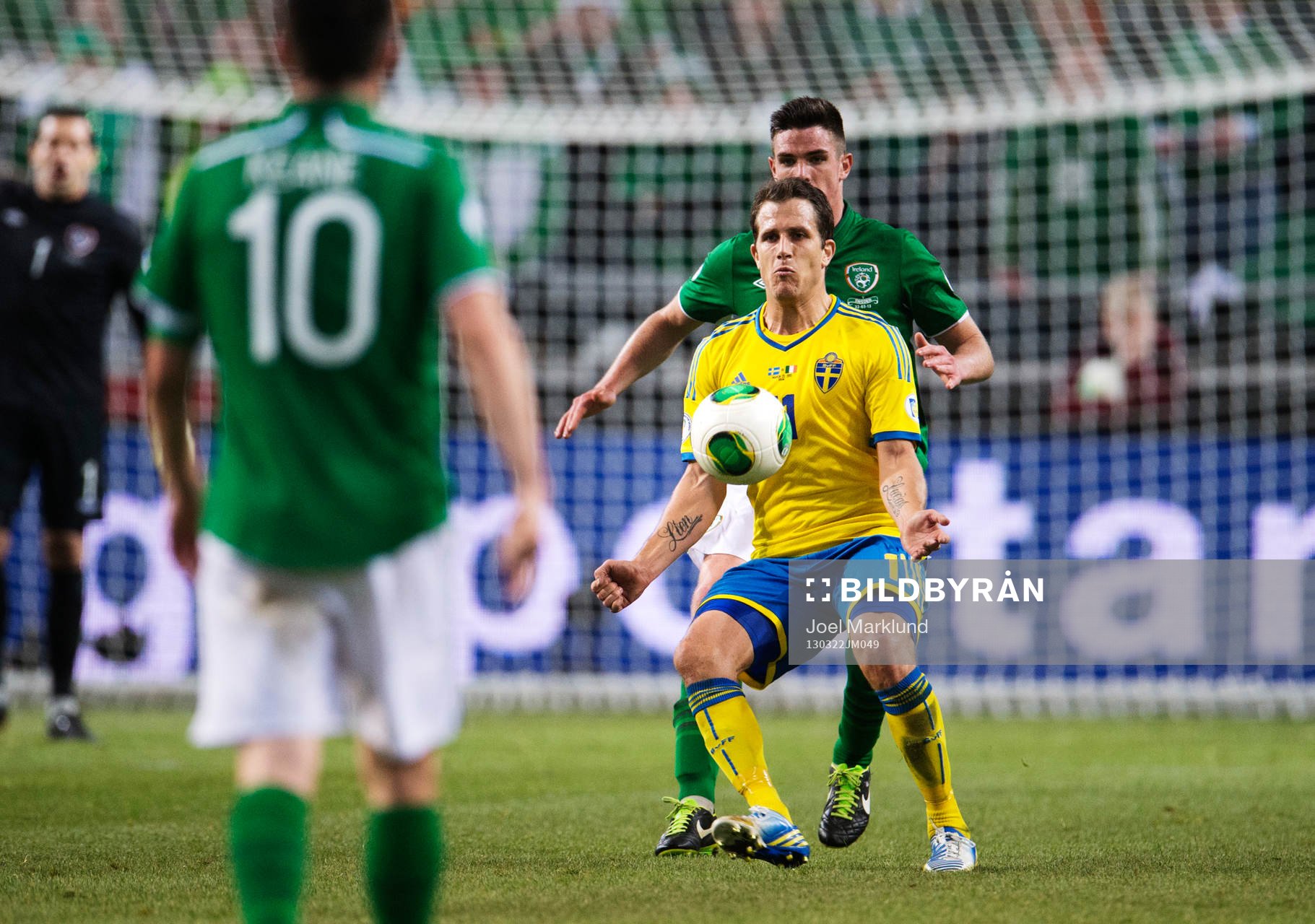 Tobias Hysén, Sverige, tar ner bollen på bröstet
