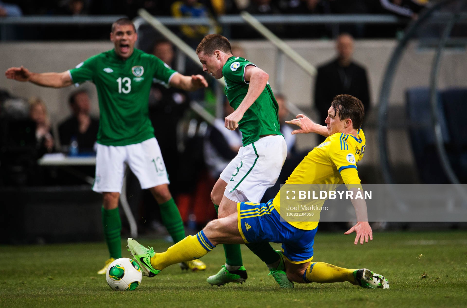Kim Källström, Sverige, tacklar James McCarthy, Irland