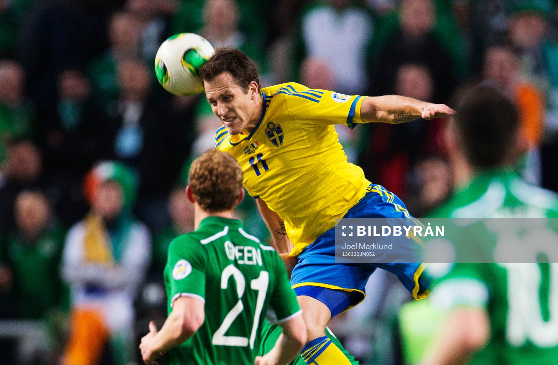 Fotboll, VM-kval, Sverige - Irland: Tobias Hysén, Sverige, nickar bollen.