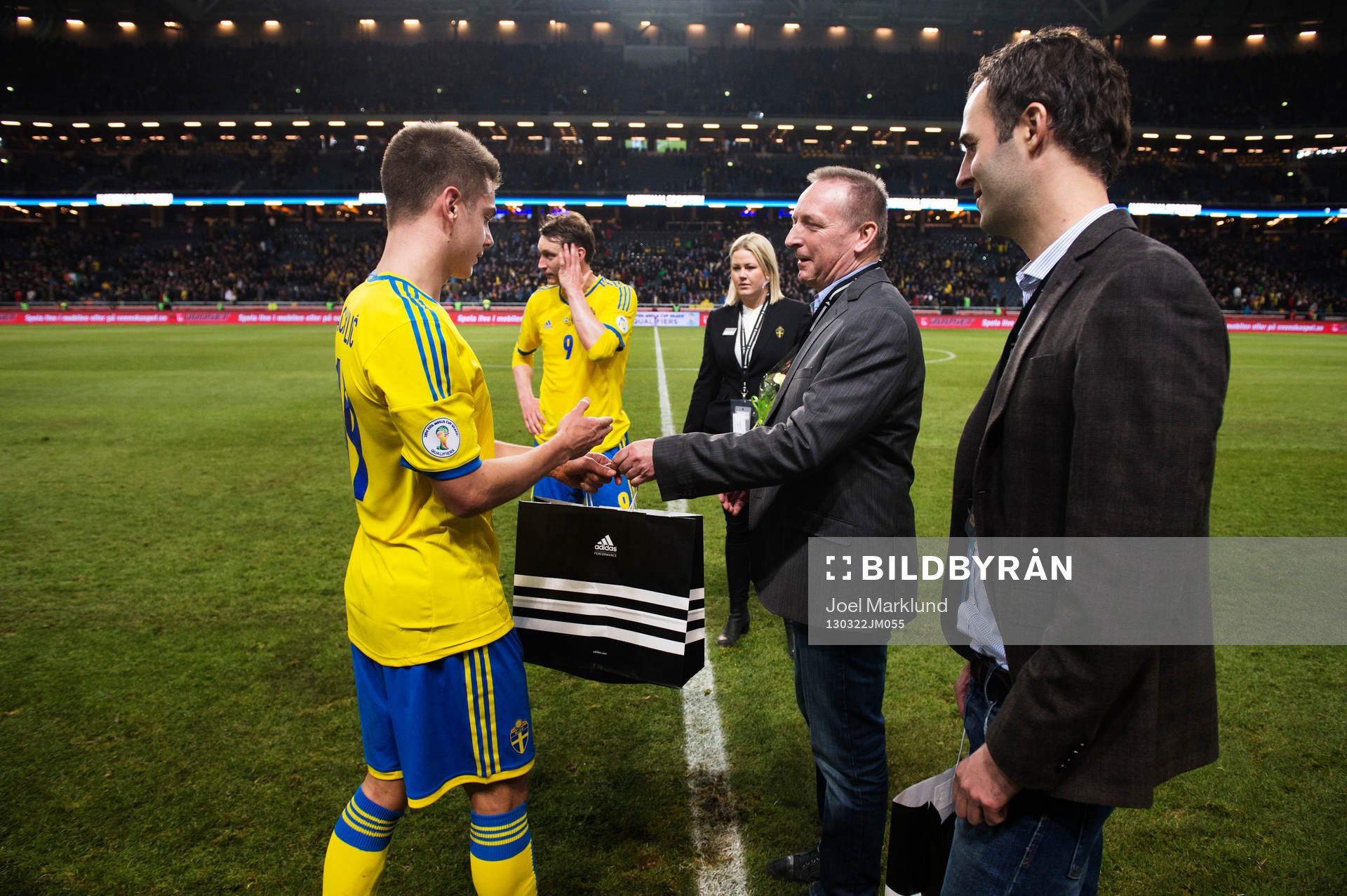 Alexander Kacaniklic, Sverige, tar emot pris som matchens
