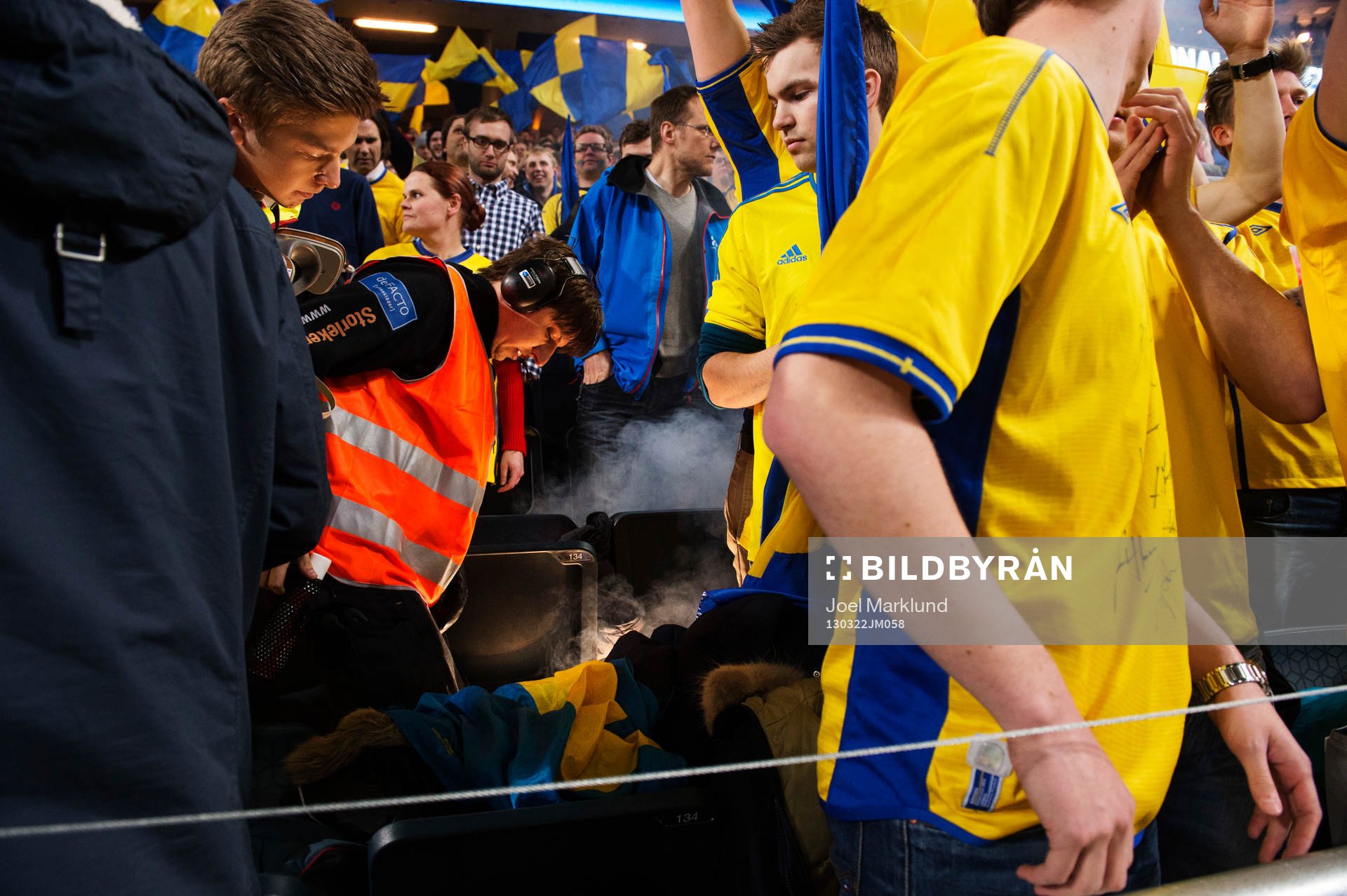 En matchvärd får släcka en bengaleld bland