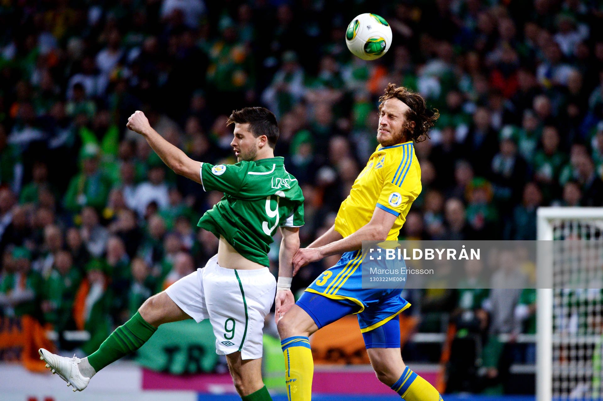 Jonas Olsson, Sverige nickar framför Shane Long, Irland