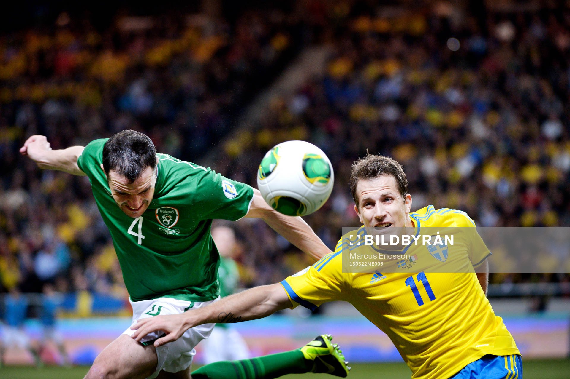 Fotboll, VM-kval, Sverige - Irland: John O'Shea, Irland nickar undan bollen framför Tobias Hysén, Sverige.