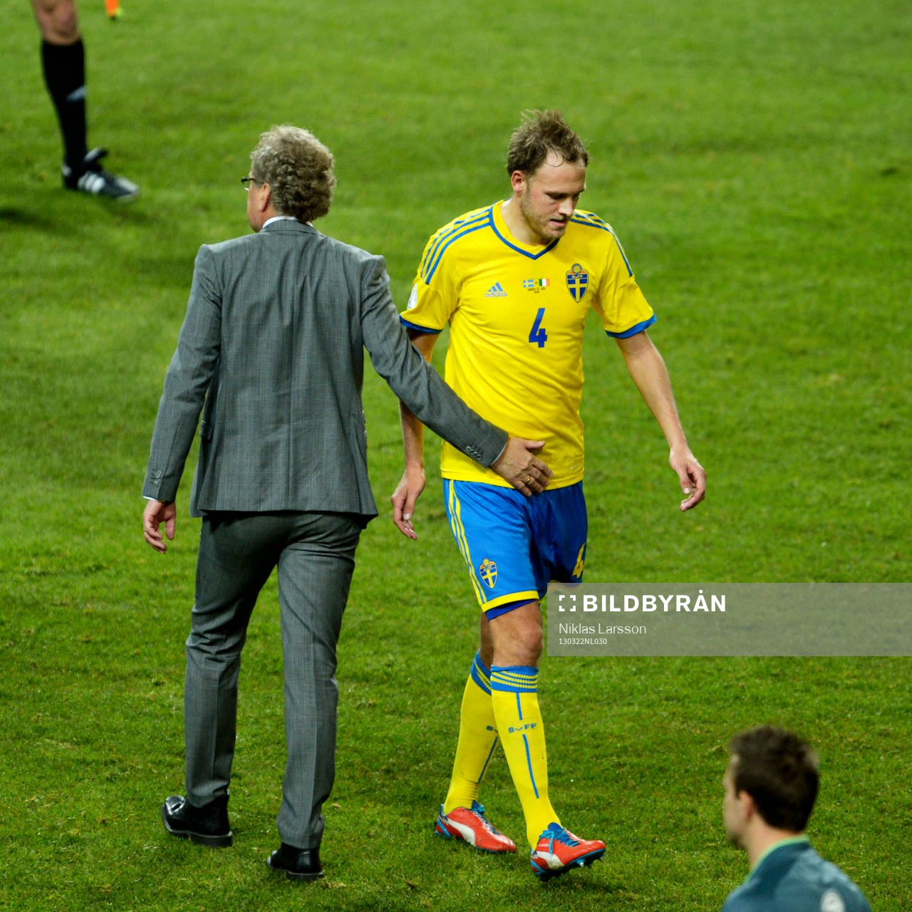 Andreas Granqvist klappas om av Erik Hamrén,