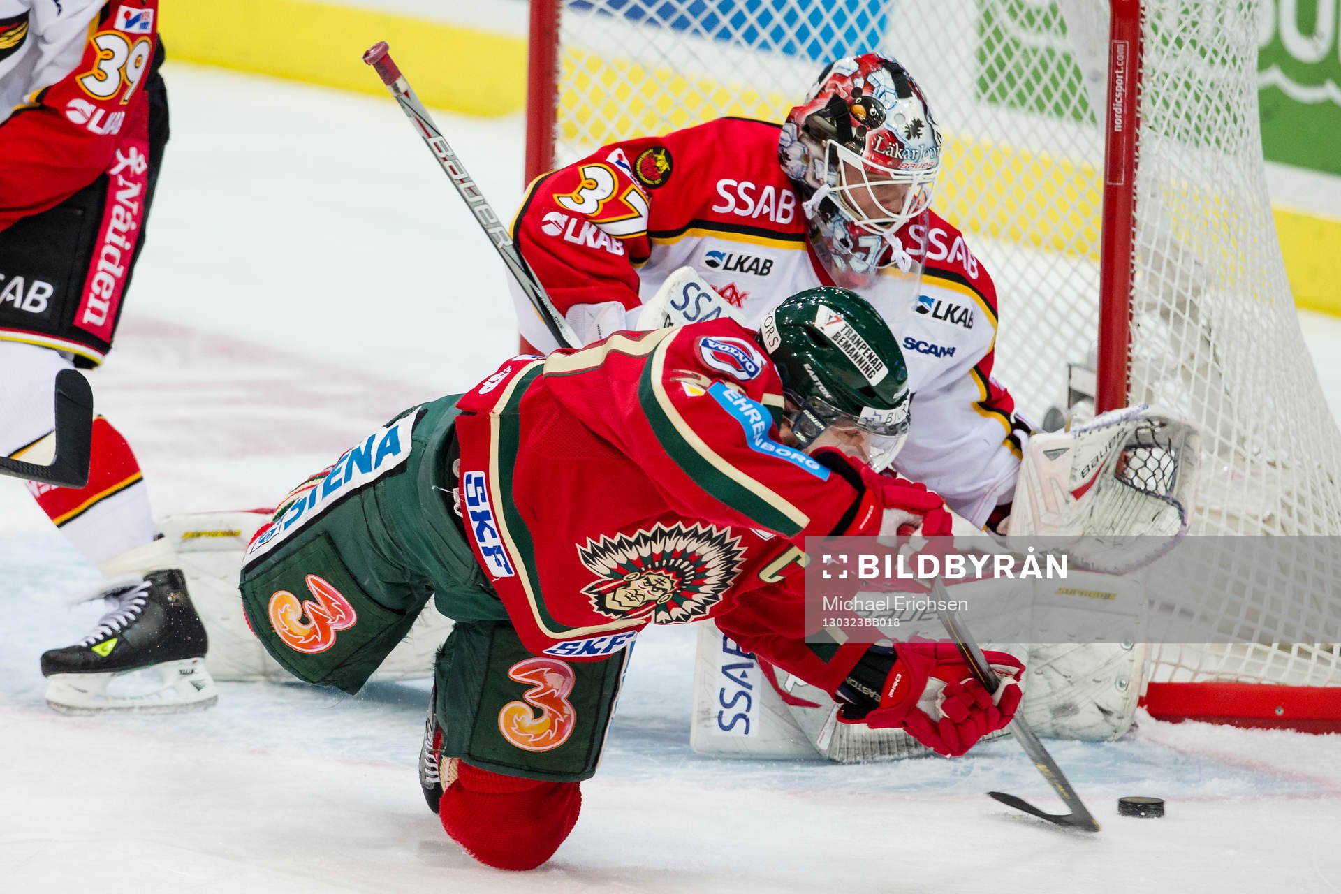 Joel Lundqvist, Frölunda försöker trycka in pucken