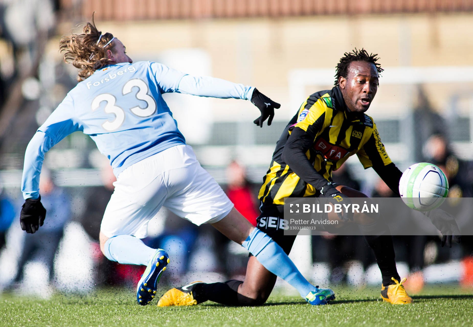 Emil Forsberg, Malmö FF, i kamp med, Reuben Ayarna, Häcken