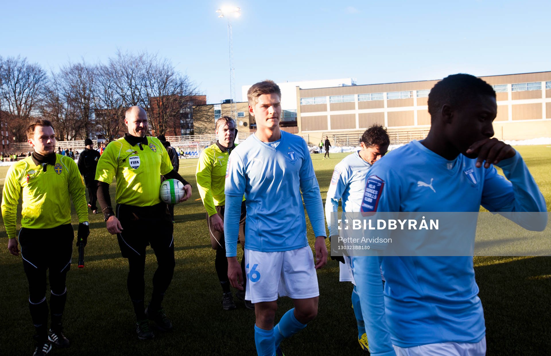 Petter Thelin, Malmö FF, lämnar planen tillsammans med,