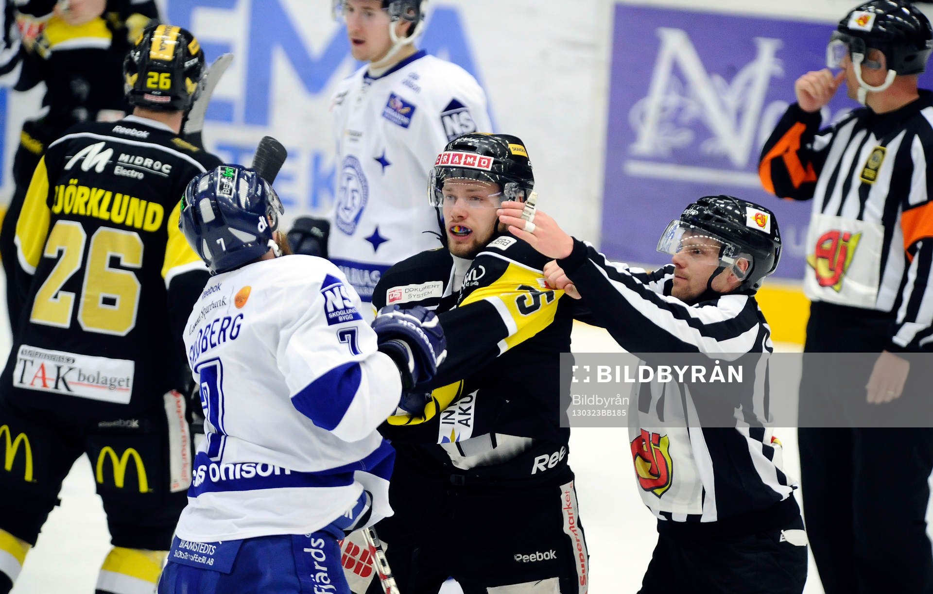 Slagsmål mellan Leksands nr 7 Johan Svedberg och