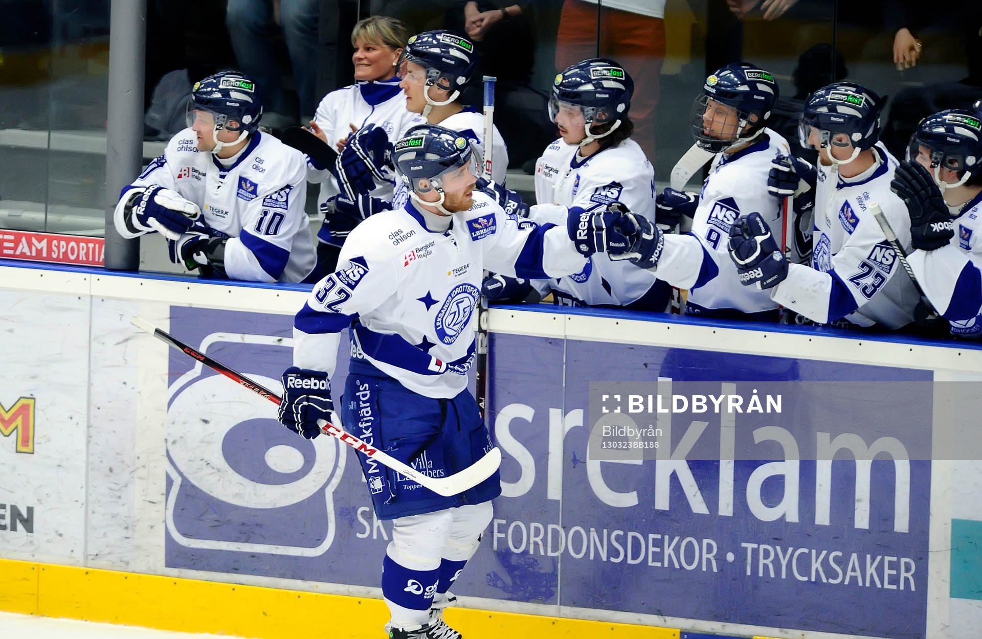 Leksands nr 32 Jens Bergenström jublar 1-2 målet