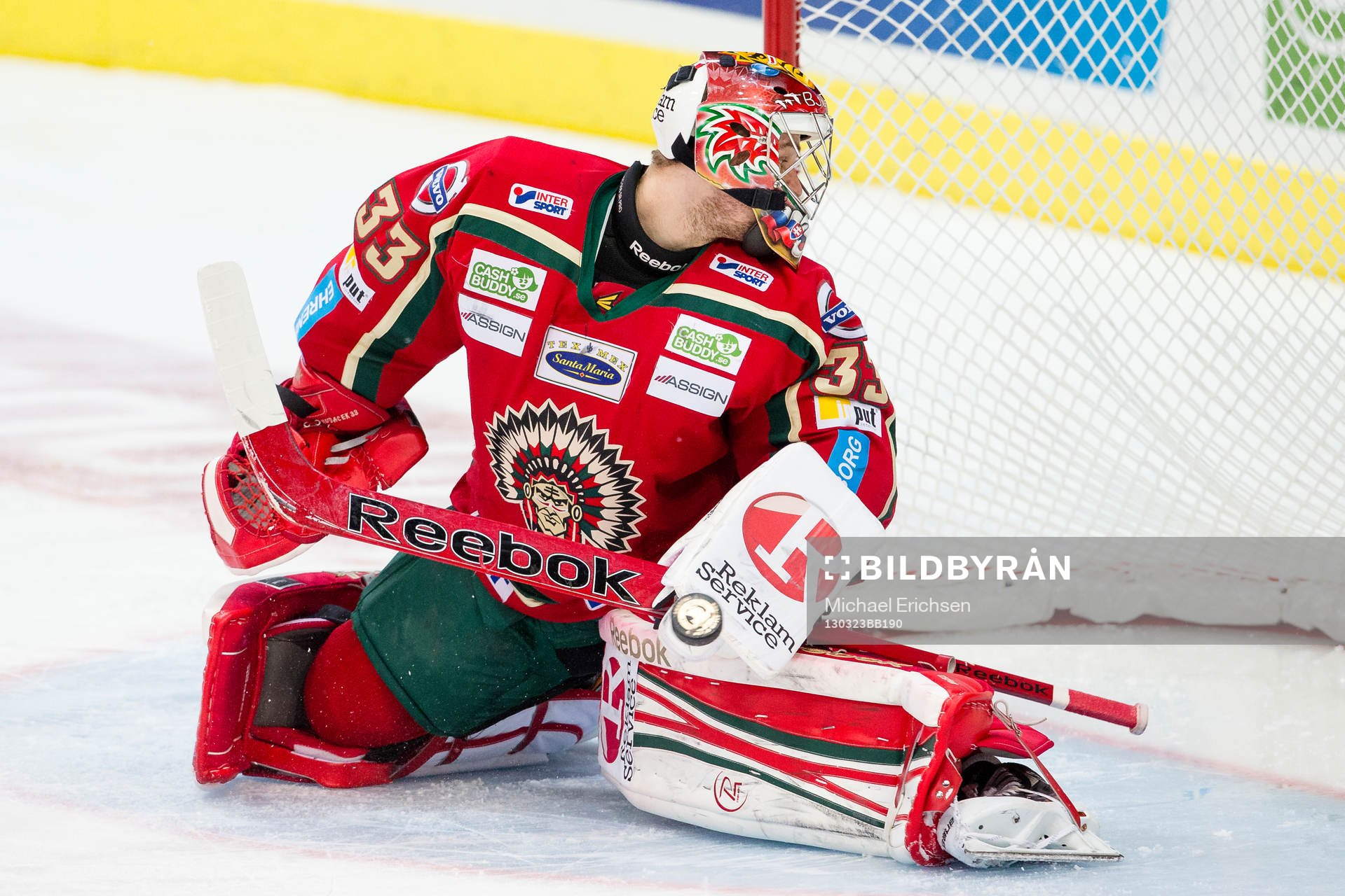 Julius Hudacek, målvakt Frölunda tittar