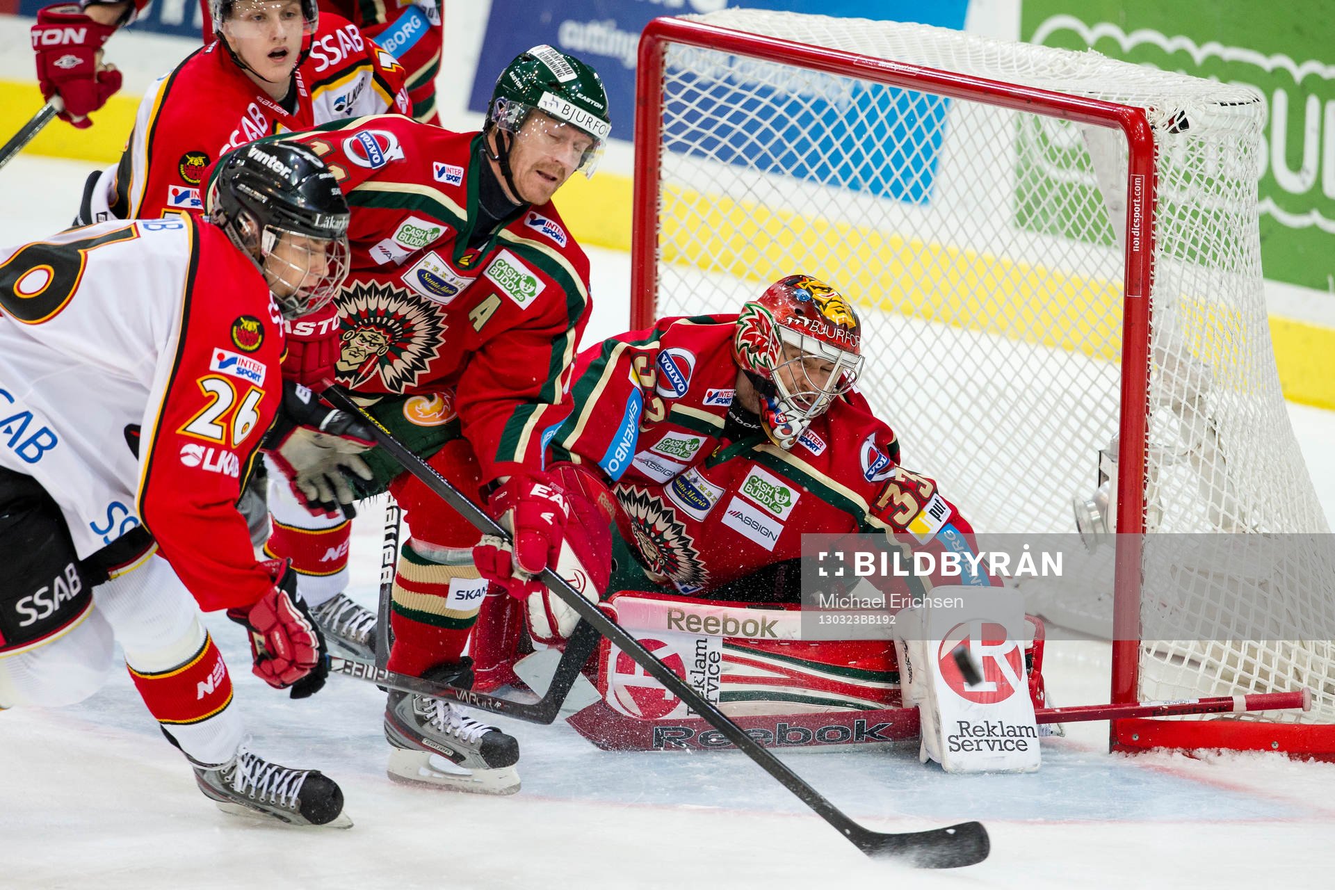 Per-Johan Axelsson, Frölunda hjälper Julius Hudacek,