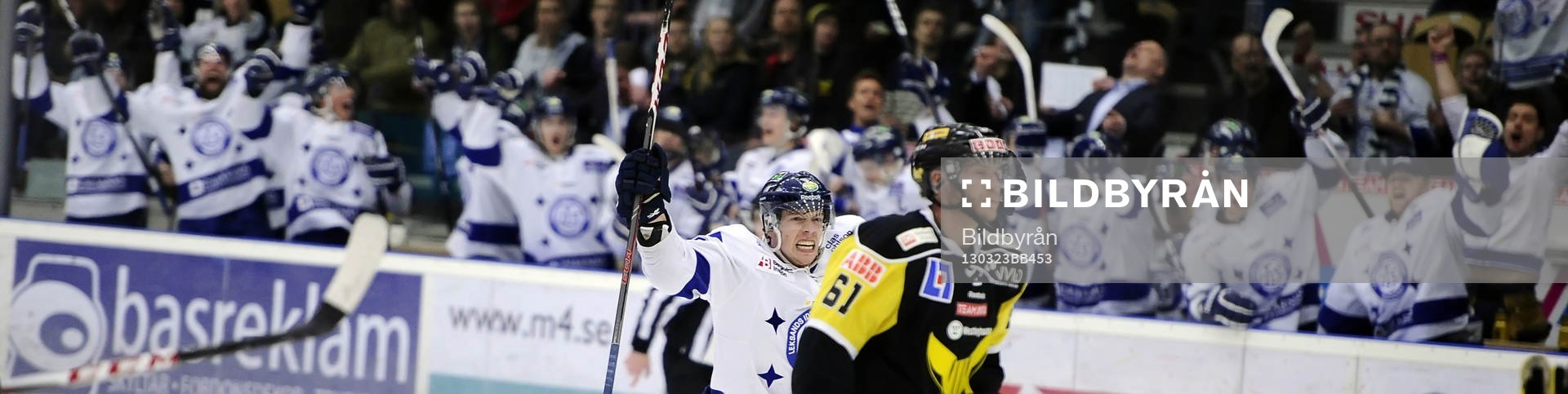 Hela Leksands bänk jublar 1-3 målet av Leksands nr 12