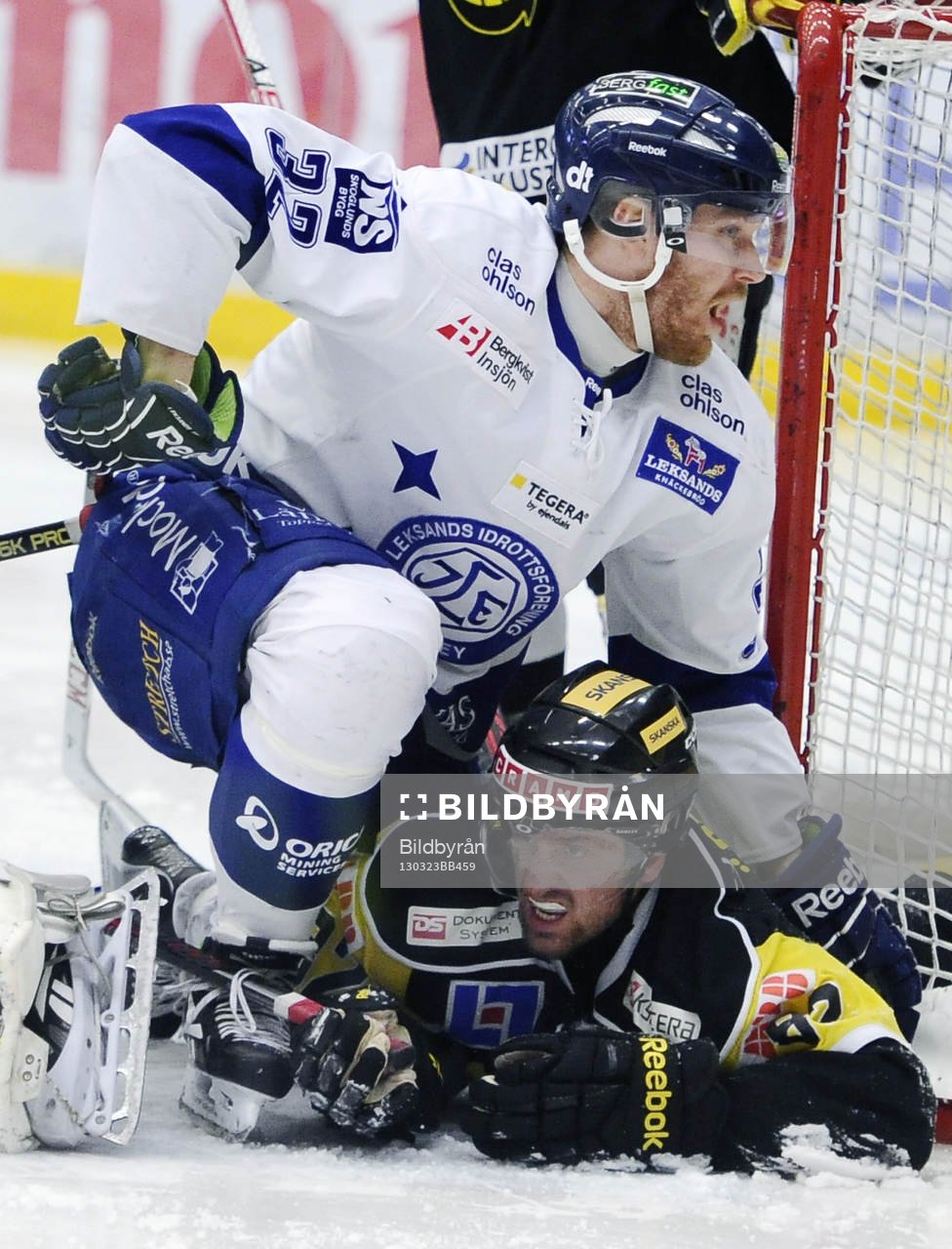 Leksands nr 32 Jens Bergenström trycker ner Västerås nr
