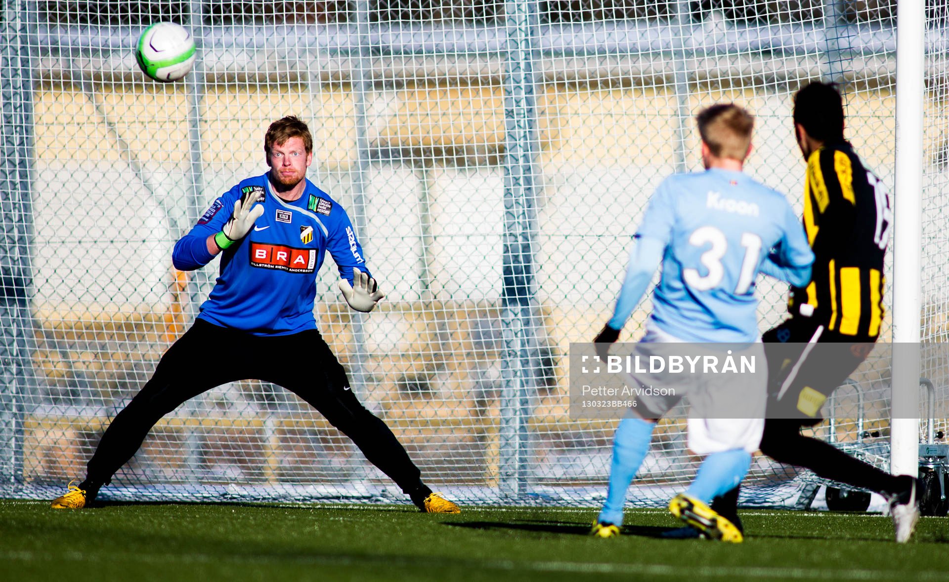 Simon Kroon, Malmö FF, med ett bra läge i slutminuten,