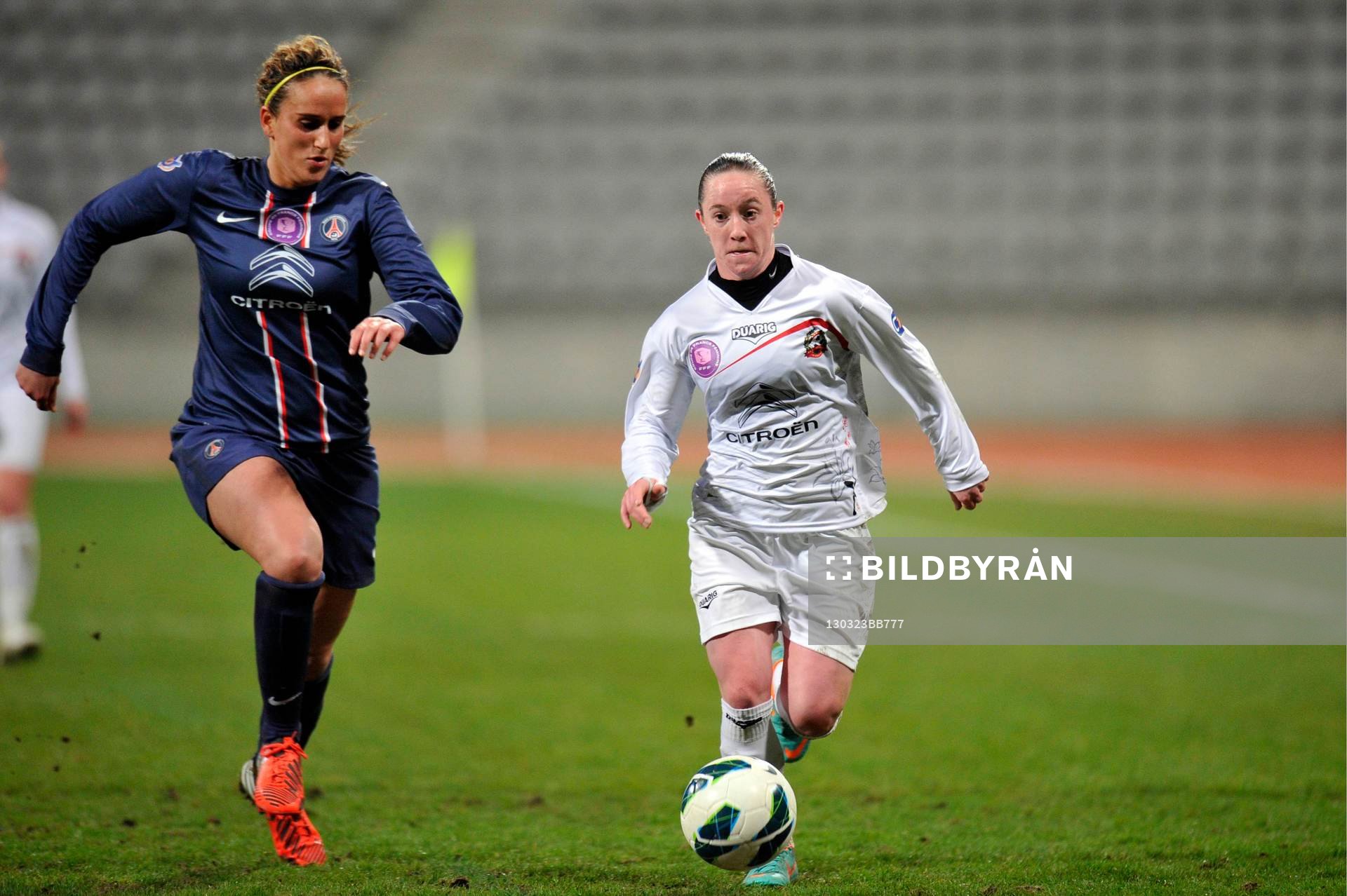 Fotboll, Franska cupen, Dam, Paris Saint Germain - Juvisy: Kheira HAMRAOUI / Julie MACHART - 23.03.2013 - Paris Saint Germain / Juvisy - 1/8finale de la Coupe de France Feminine