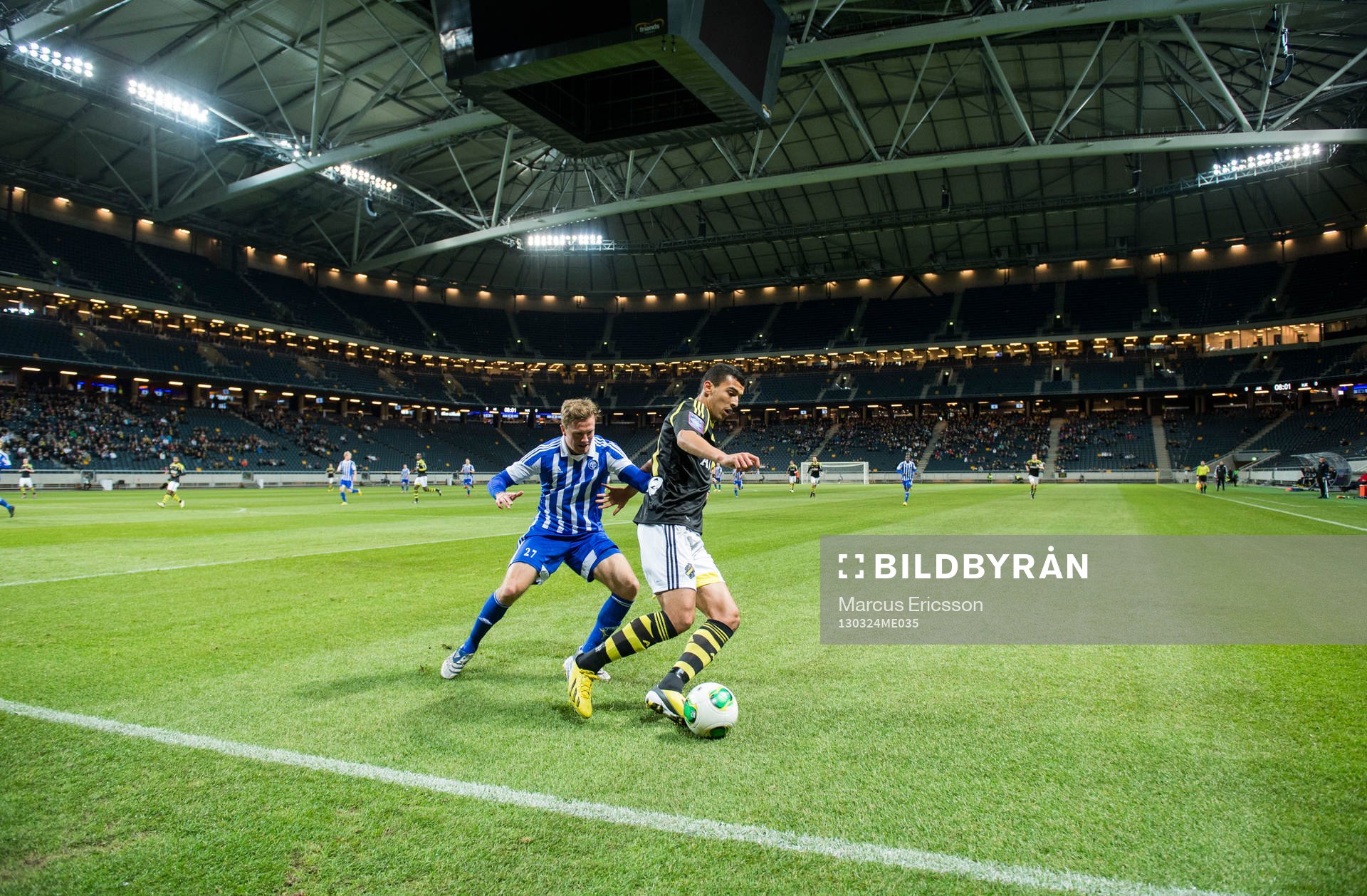Nabil Bahoui, AIK hämtar upp en långboll på AIKs