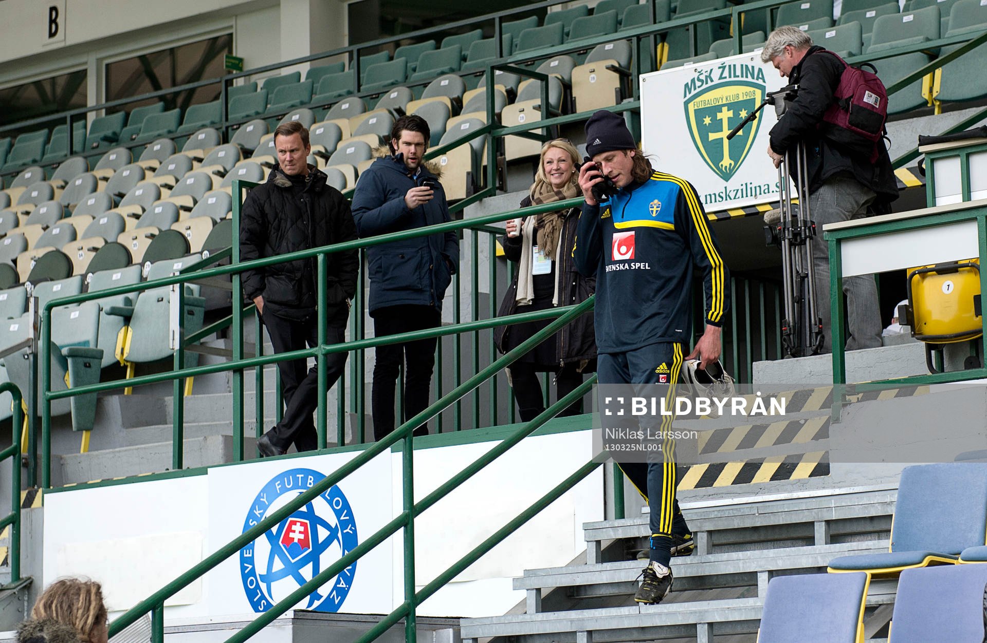 Jonas Olsson sköt en projektil rätt upp på pressläktaren