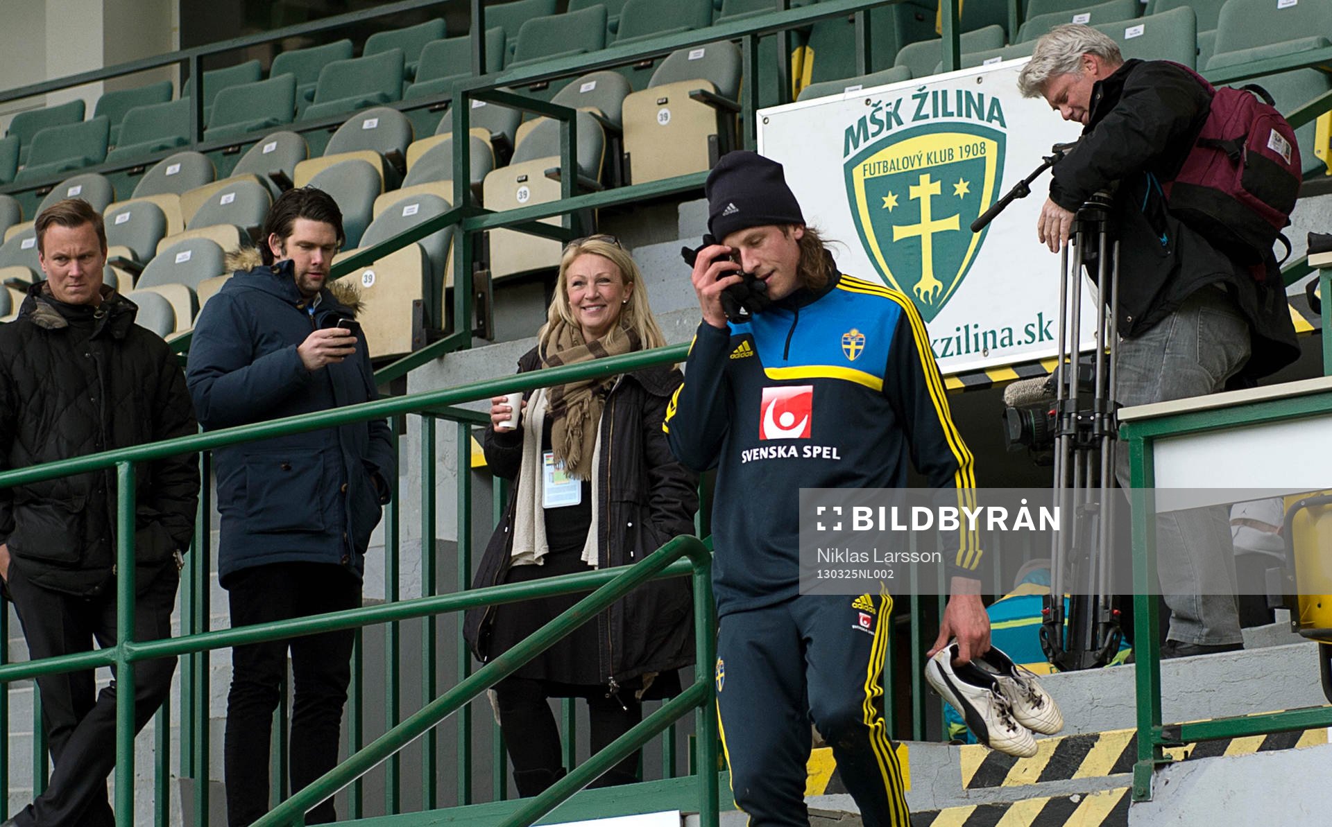 Fotboll, Sverige, A, träning: Jonas Olsson sköt en projektil rätt upp på pressläktaren efter träningen. SVTs Jane Björck tappade balansen när bollen kom med full fart och slog sig i en stentrappa. Här ber Jonas Jane om ursäkt.