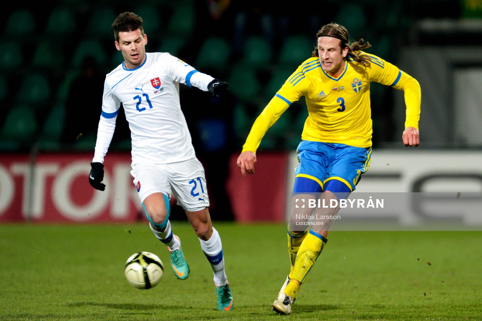 Jonas Olsson, Sverige, jagar bollen från Michal